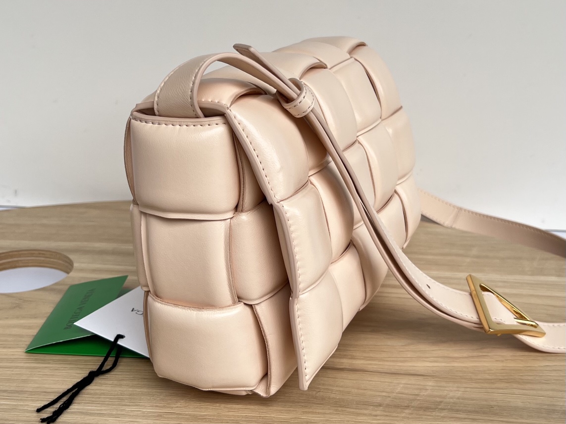 bo*te*ga Ve*ne*ta padded cassette