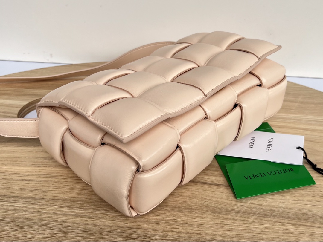 bo*te*ga Ve*ne*ta padded cassette