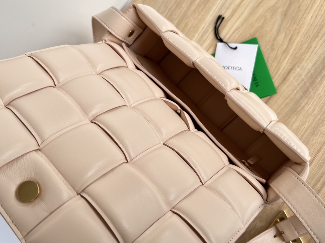 bo*te*ga Ve*ne*ta padded cassette