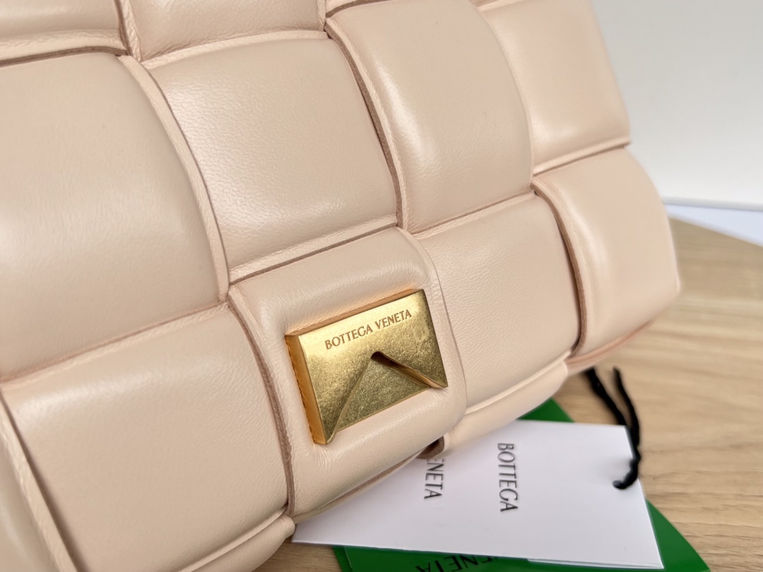 bo*te*ga Ve*ne*ta padded cassette