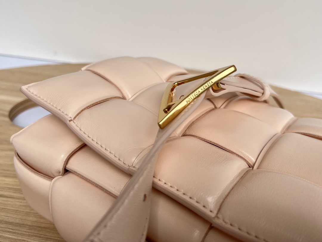 bo*te*ga Ve*ne*ta padded cassette