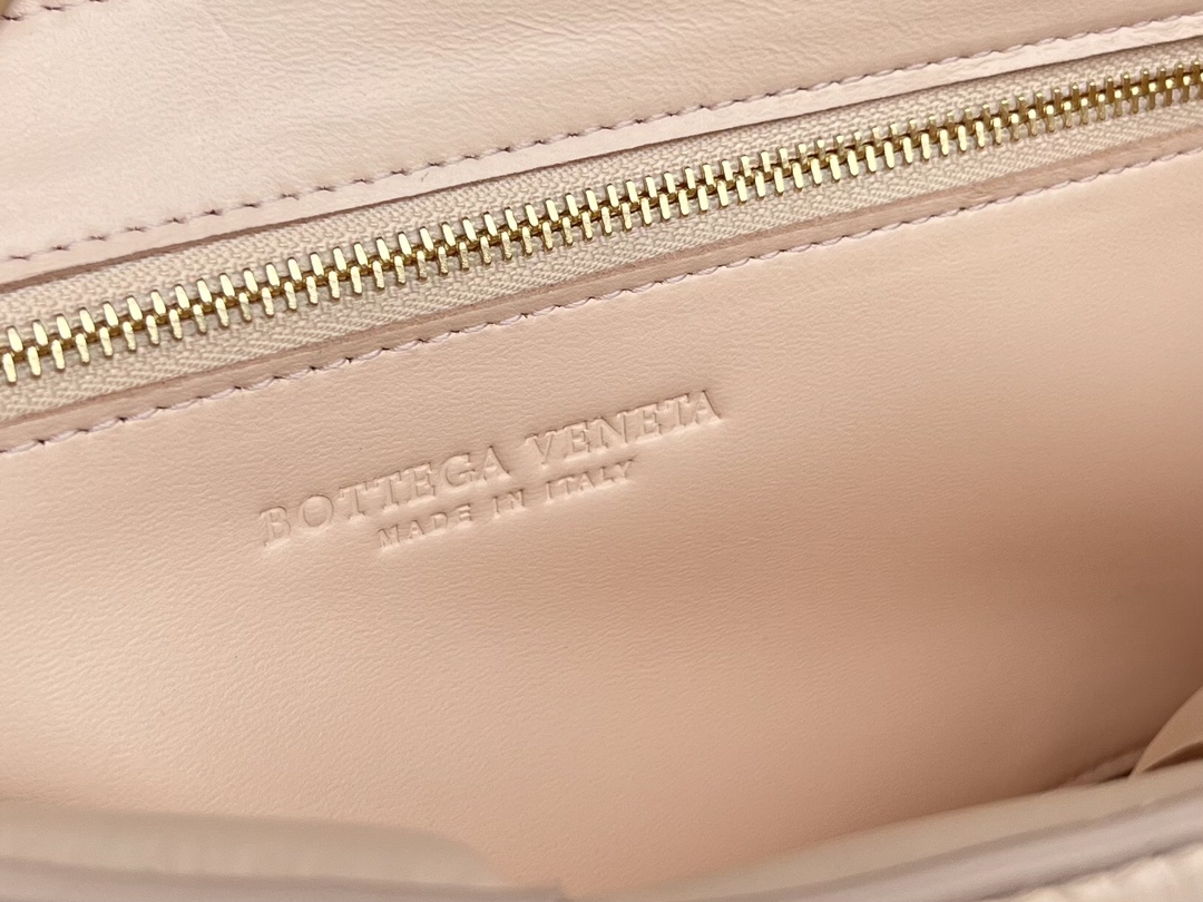 bo*te*ga Ve*ne*ta padded cassette