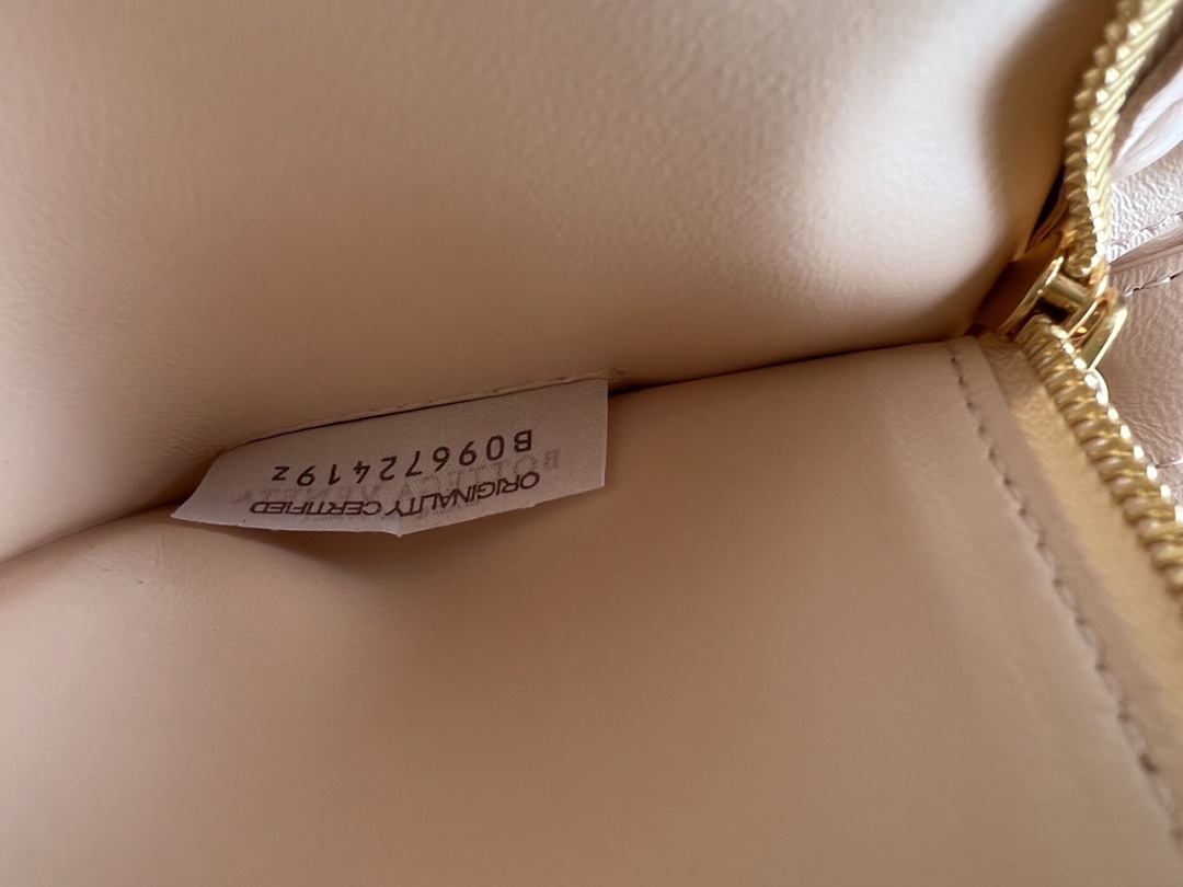 bo*te*ga Ve*ne*ta padded cassette