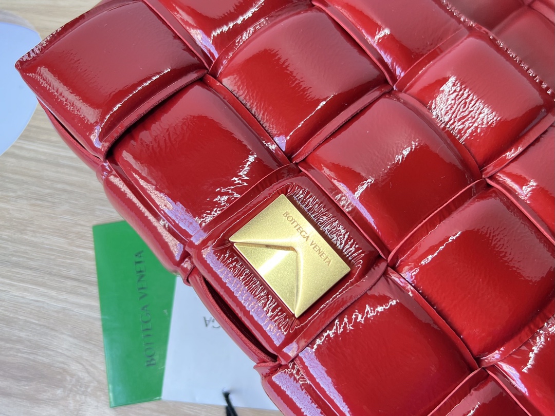 bo*te*ga Ve*ne*ta padded cassette