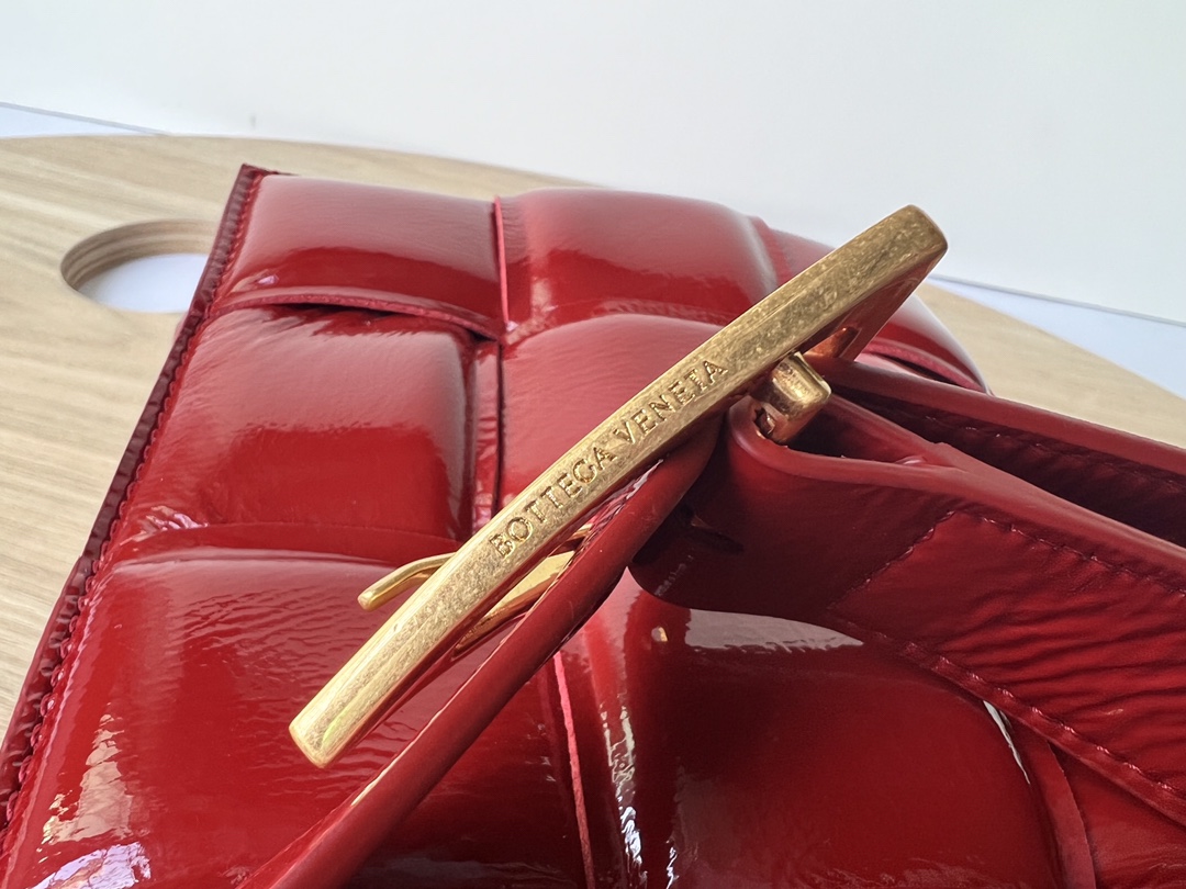 bo*te*ga Ve*ne*ta padded cassette