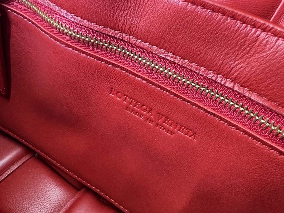 bo*te*ga Ve*ne*ta padded cassette