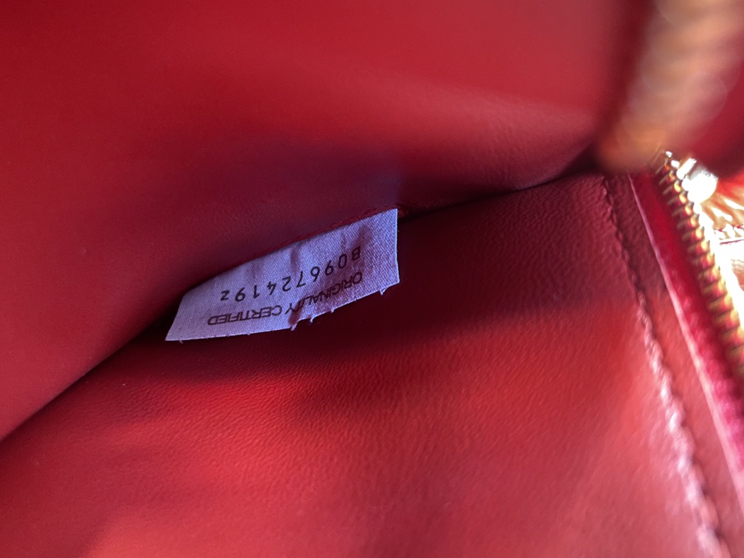 bo*te*ga Ve*ne*ta padded cassette