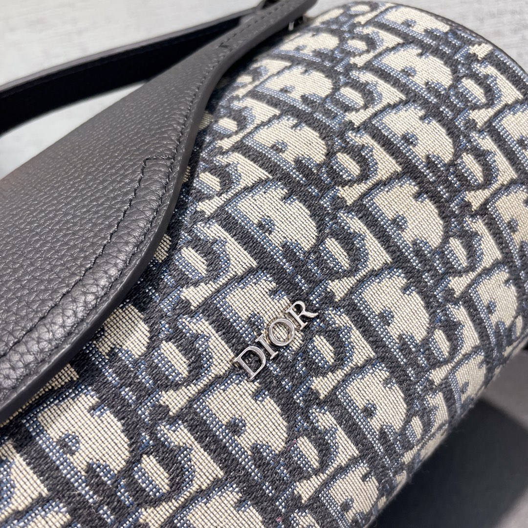 ROLLER MESSENGER BAG