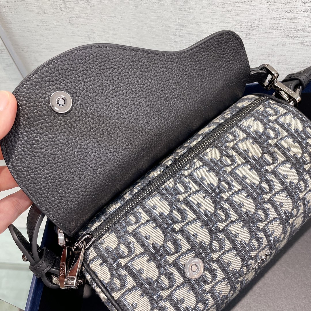 ROLLER MESSENGER BAG