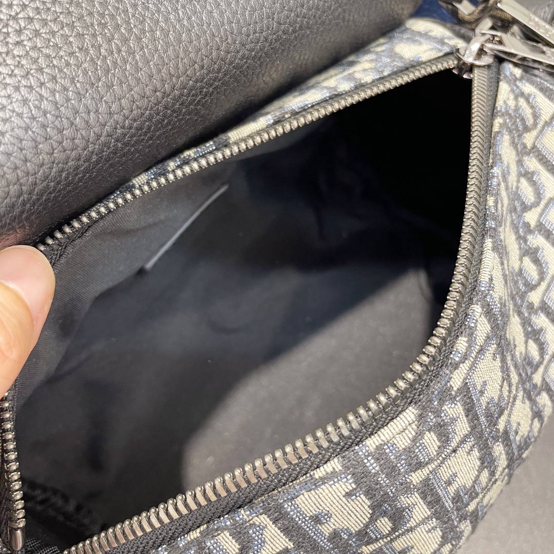 ROLLER MESSENGER BAG