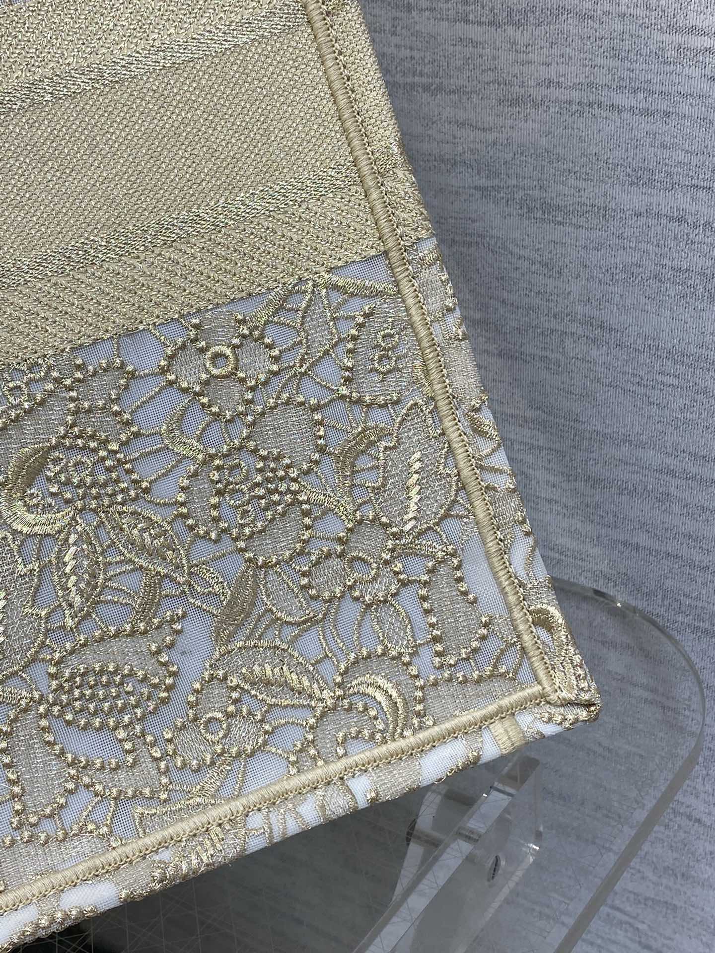 large D*or book tote