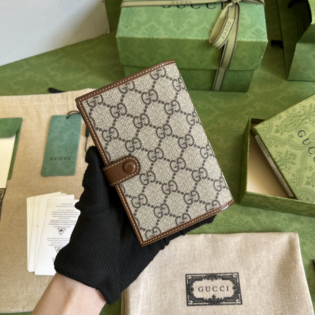 G*u*i gg passport case with interlocking g