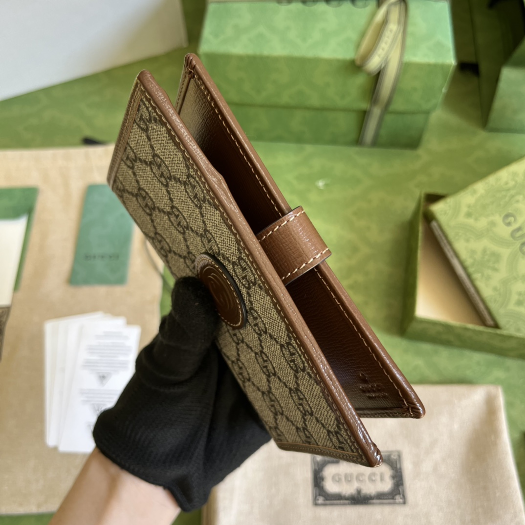 G*u*i gg passport case with interlocking g