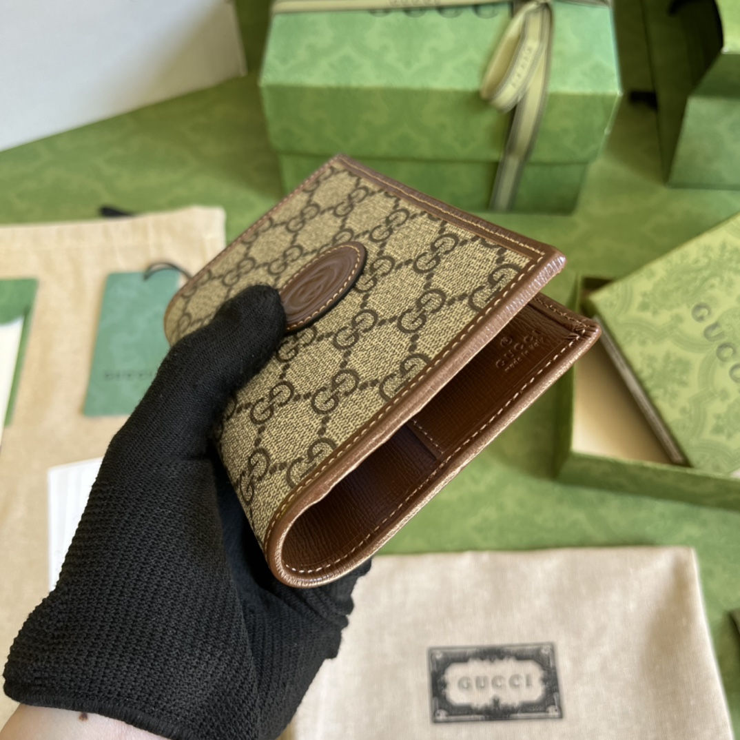 G*u*i gg passport case with interlocking g