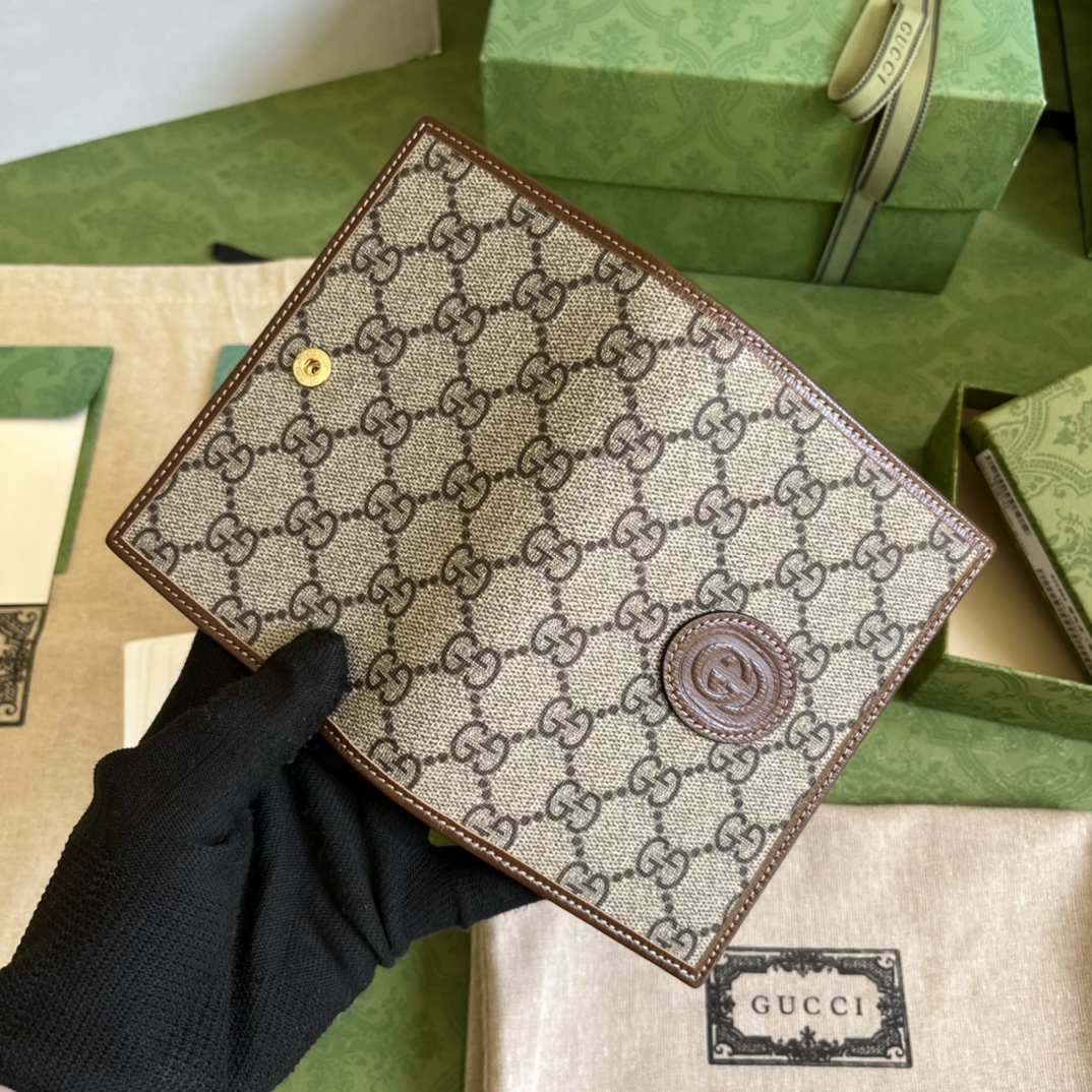 G*u*i gg passport case with interlocking g