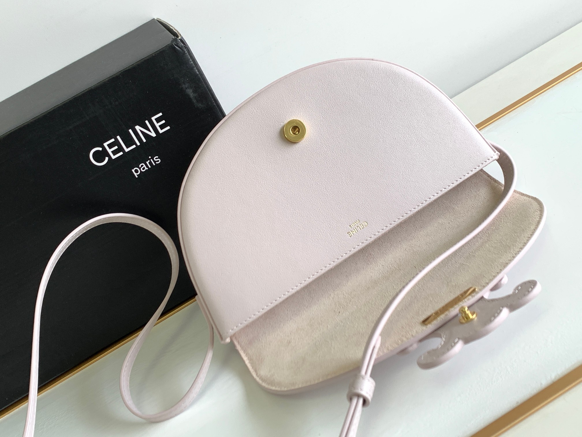 Ce**e besace cuir triomphe