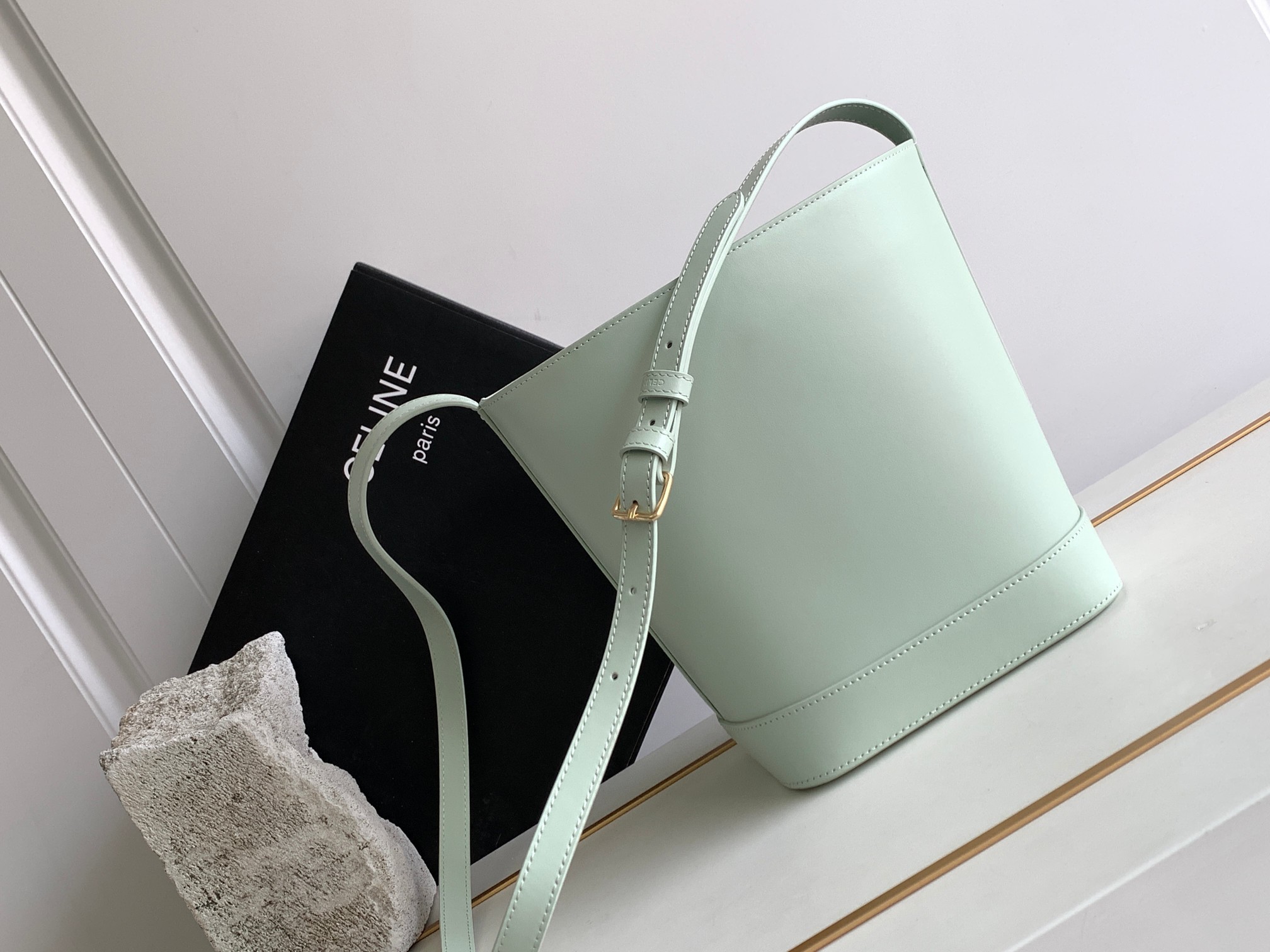 Ce**e small bucket cuir triomphe