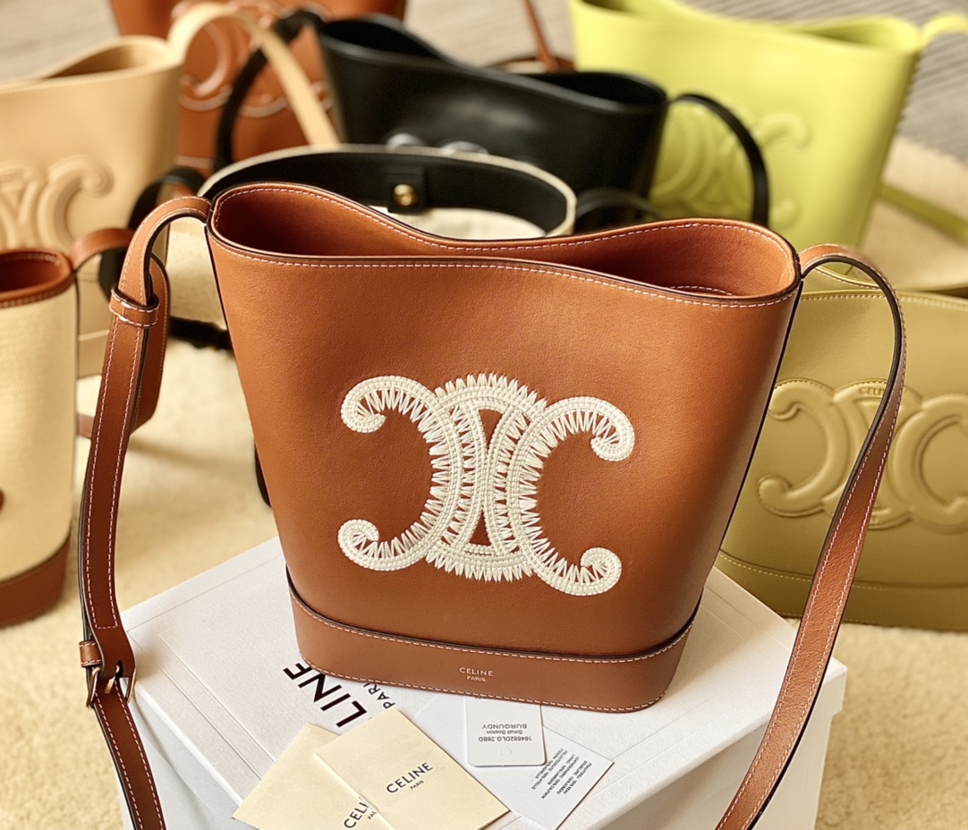 Ce**e bucket cuir triomphe bag