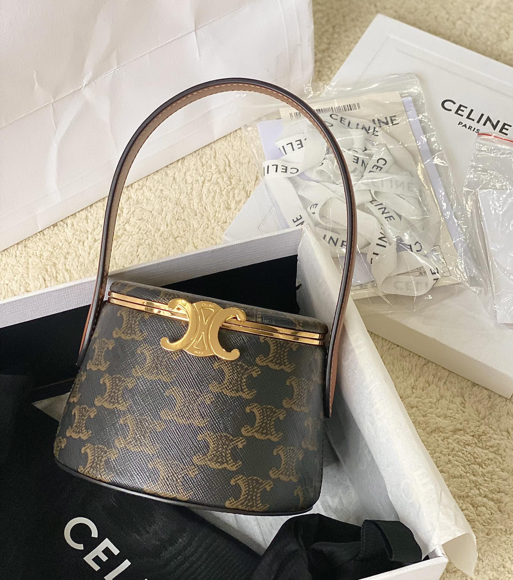 Ce**e round triomphe minaudiÈre