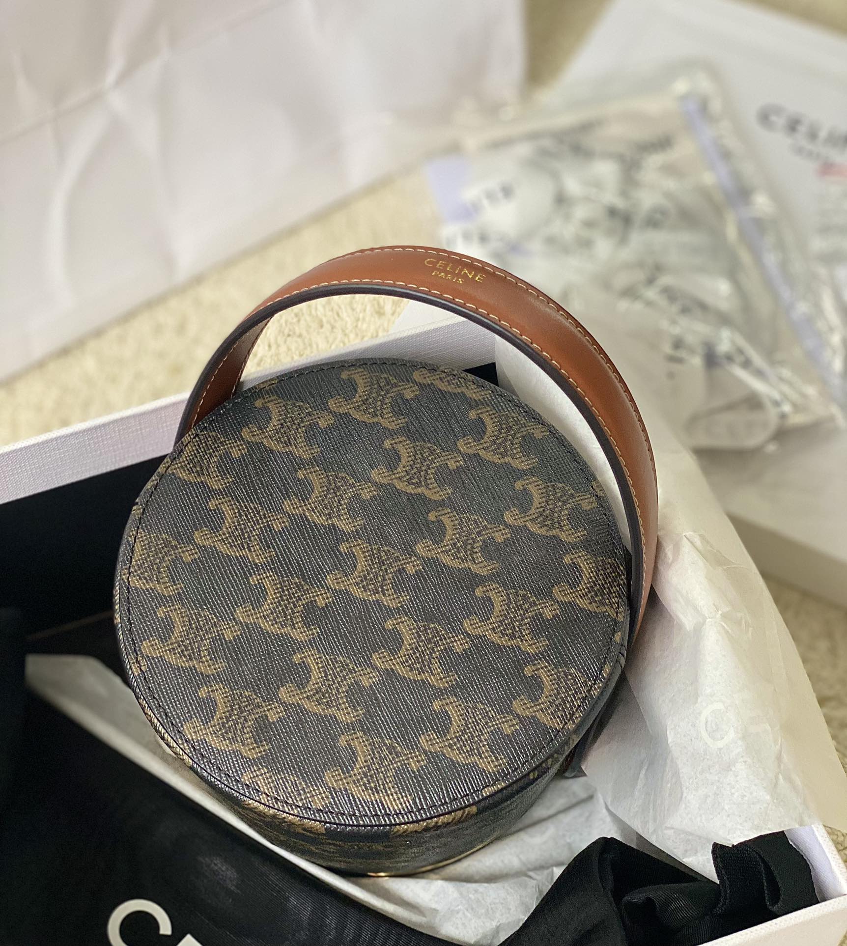 Ce**e round triomphe minaudiÈre