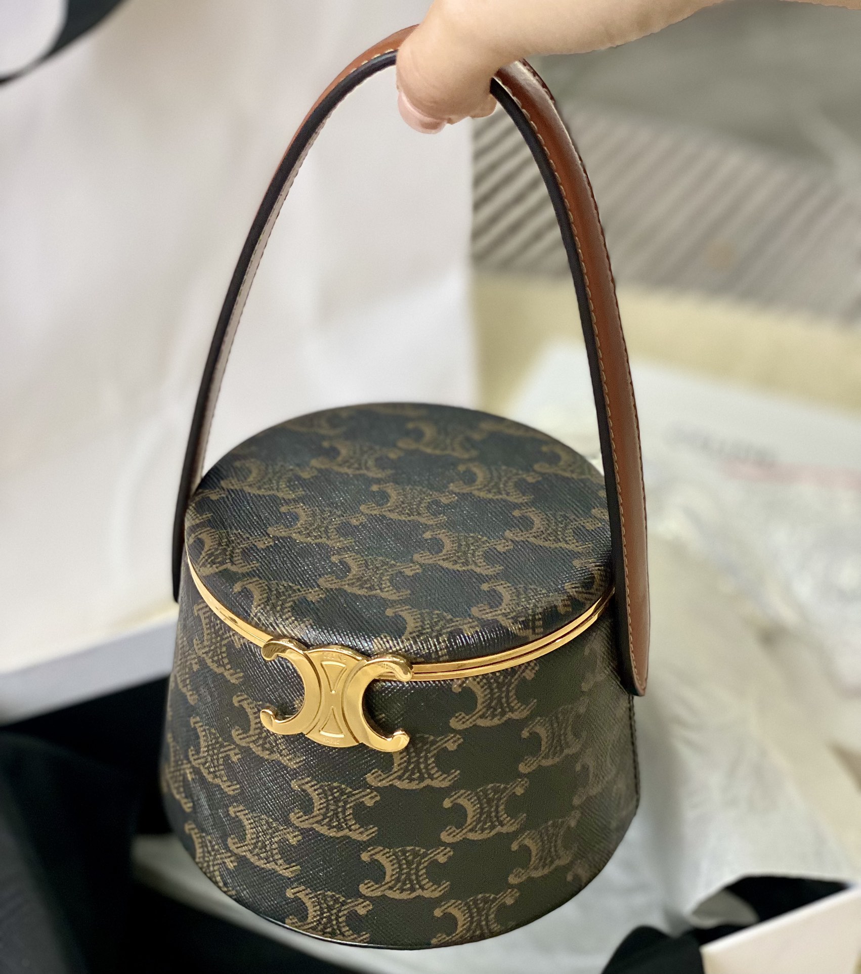 Ce**e round triomphe minaudiÈre