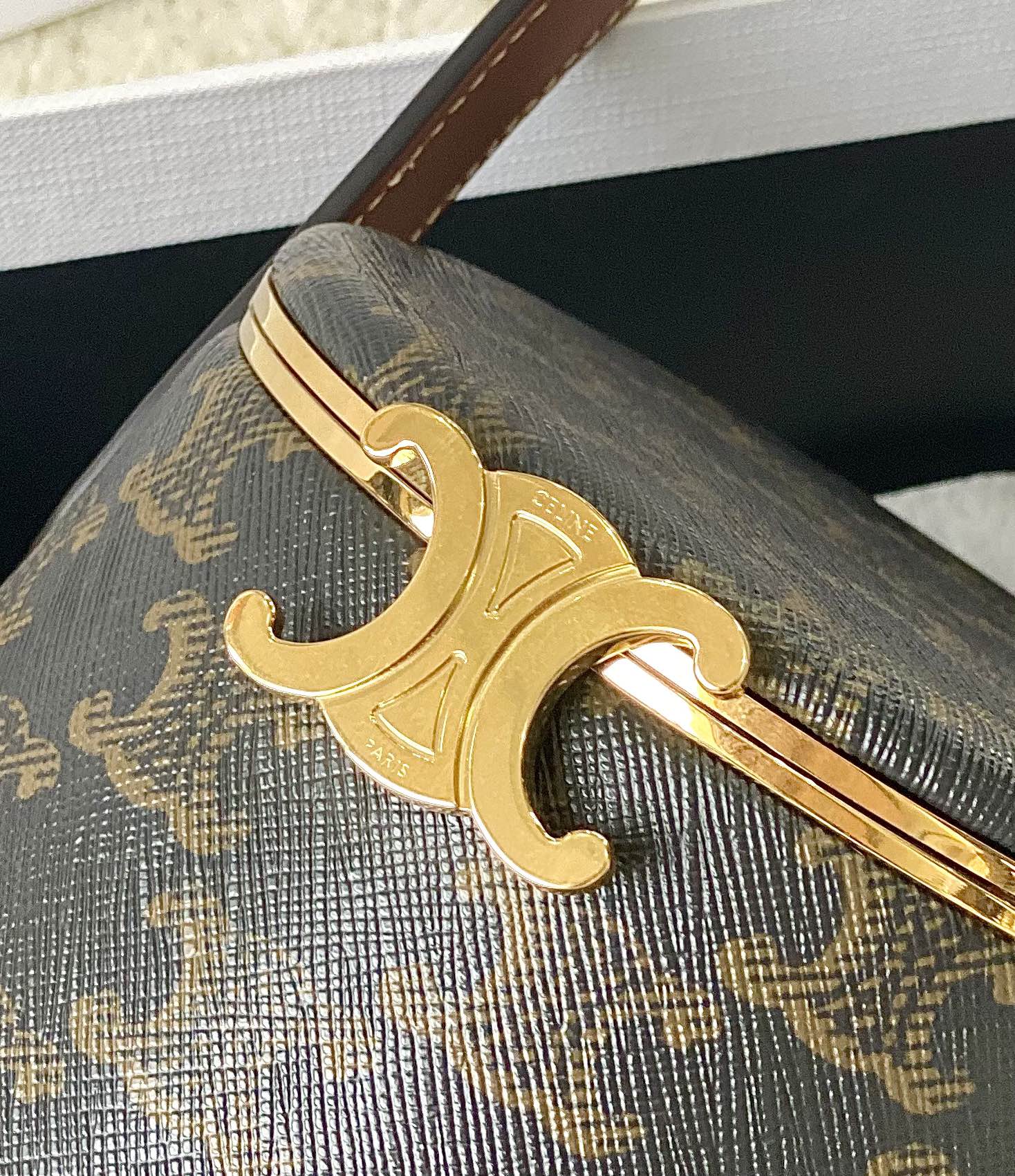 Ce**e round triomphe minaudiÈre