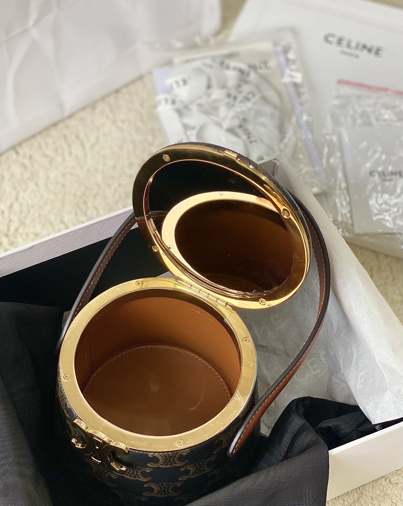 Ce**e round triomphe minaudiÈre