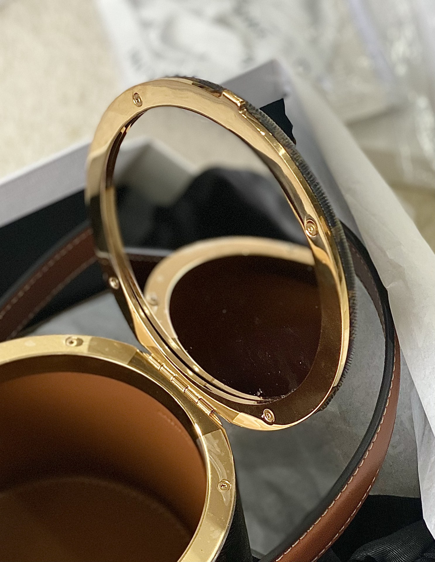 Ce**e round triomphe minaudiÈre