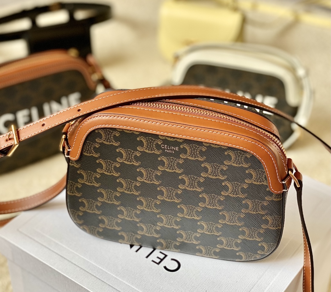Ce**e triomphe small camera bag