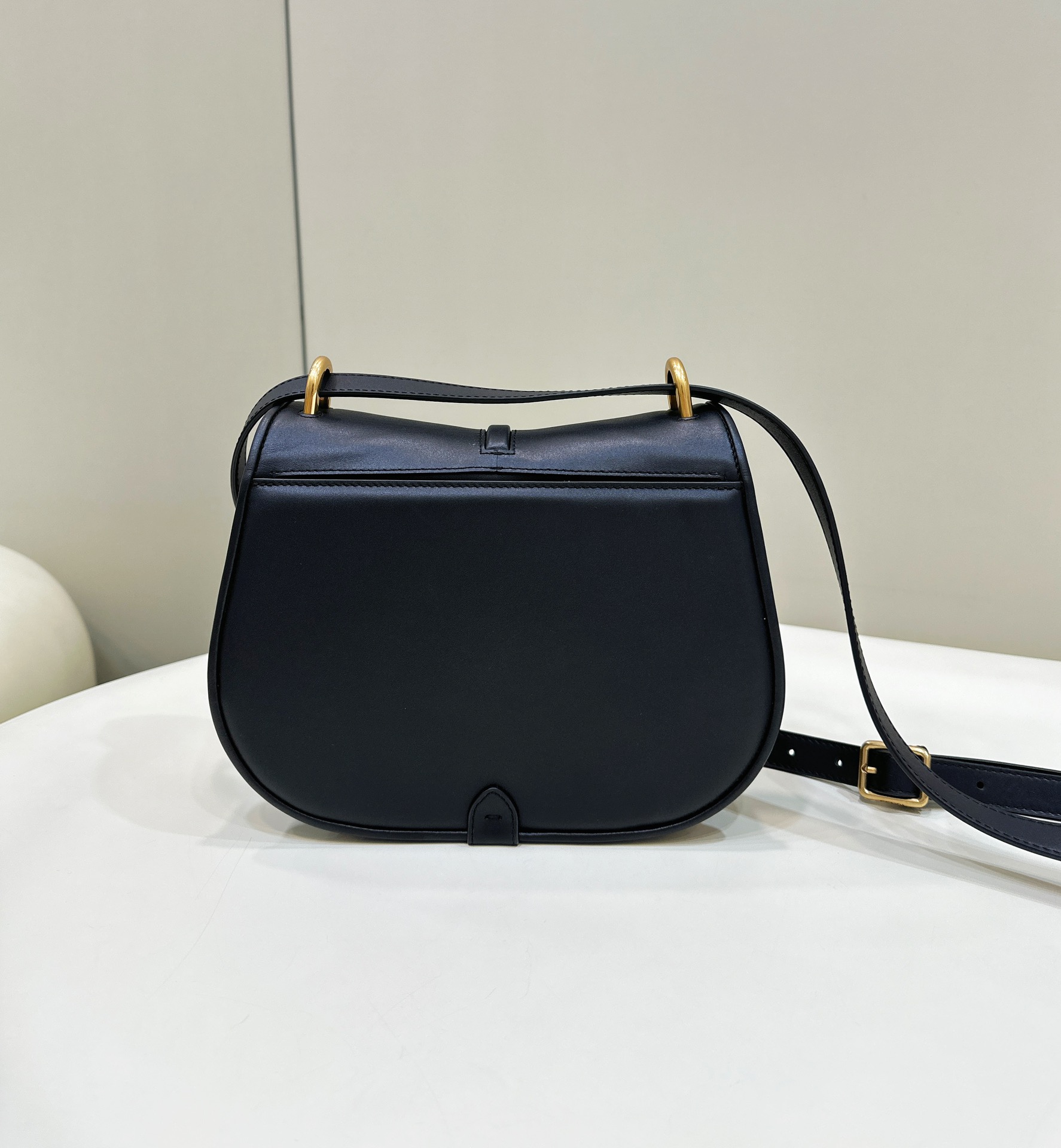 F**di c’mon medium