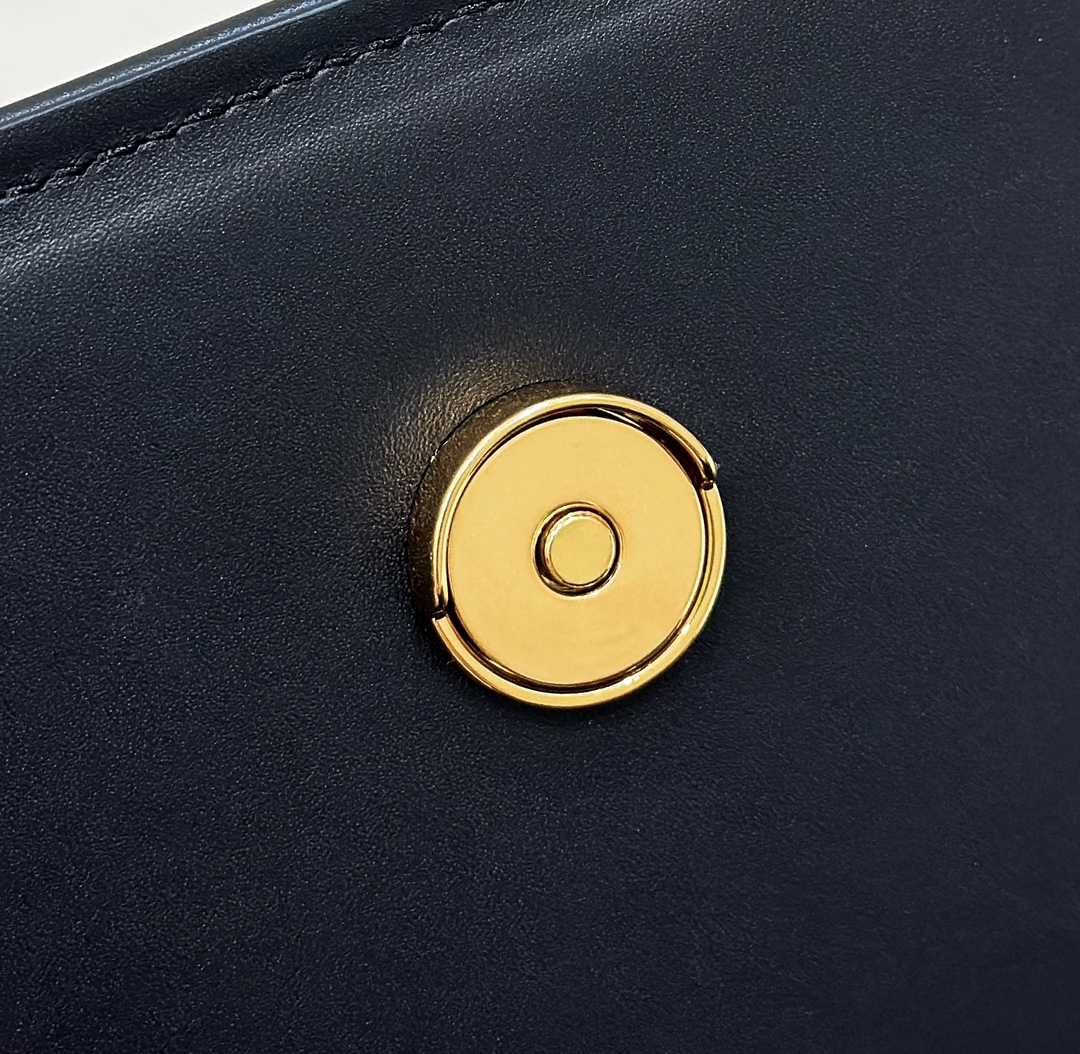 F**di c’mon medium