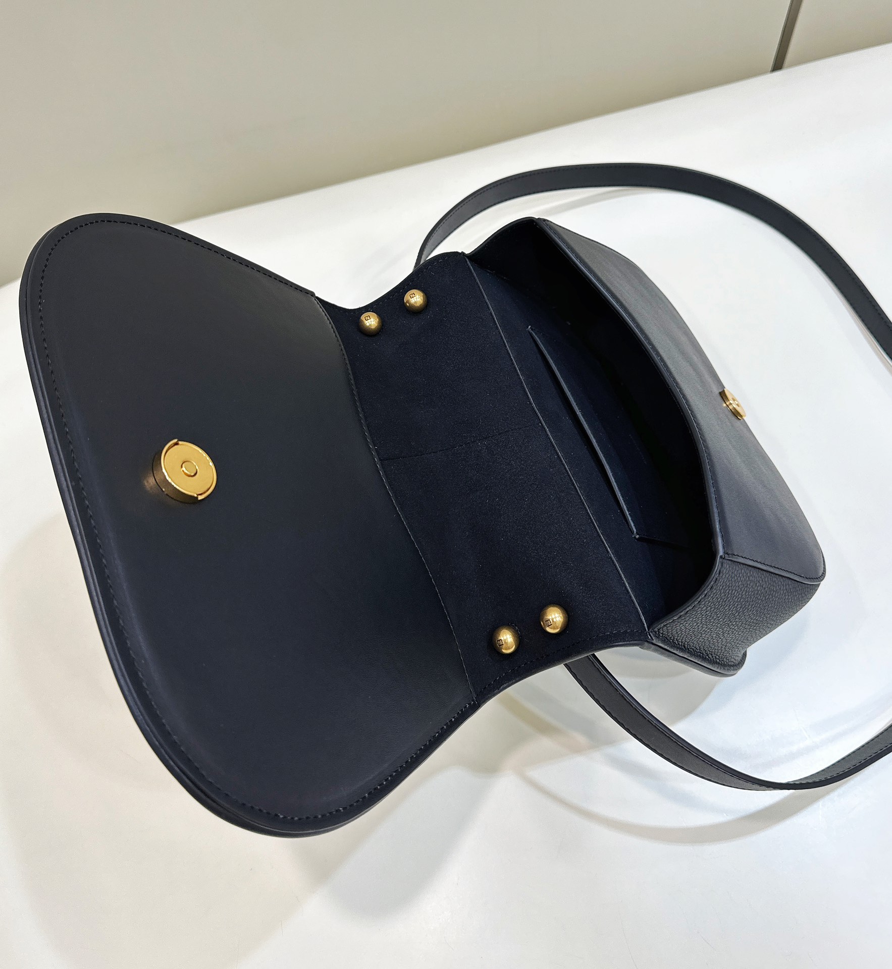 F**di c’mon medium