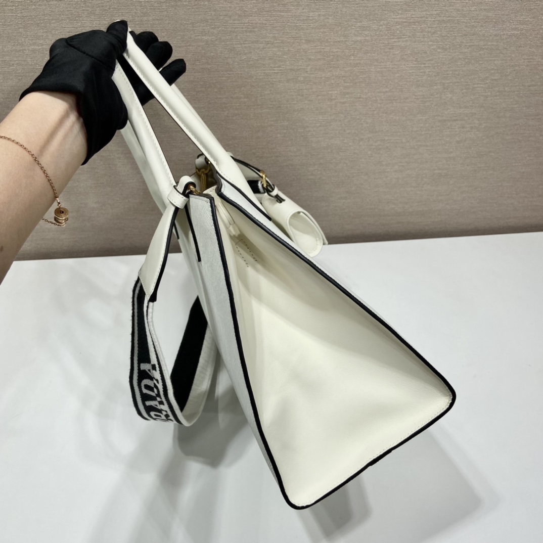 Pra*a monochrome medium saffiano bag
