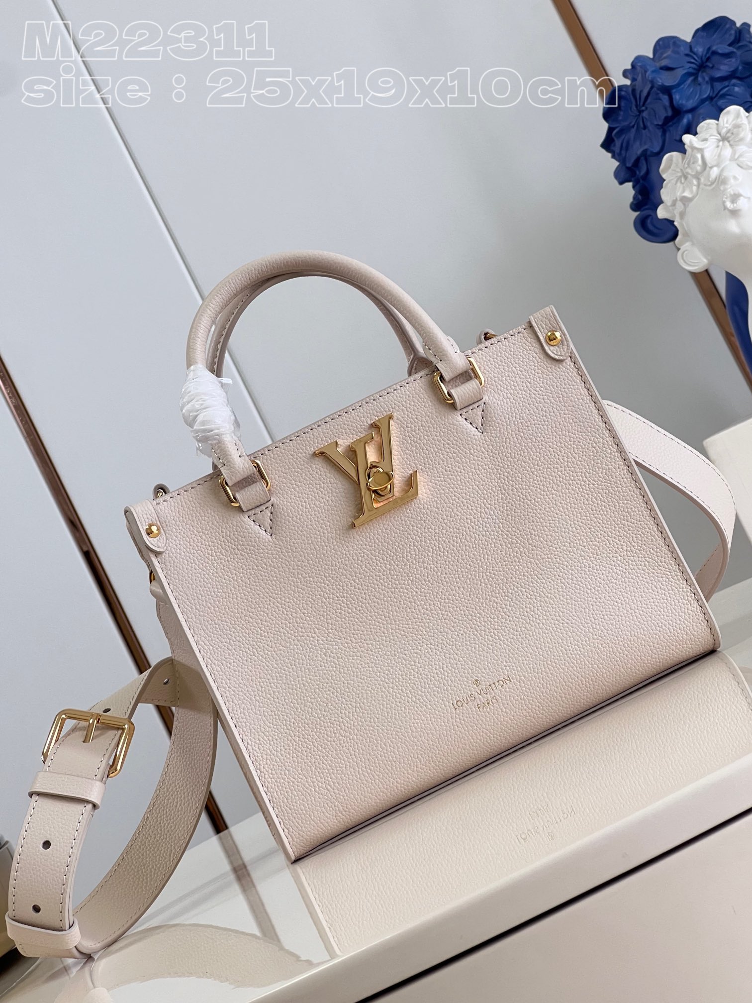l**is V*t*n lock & go bag