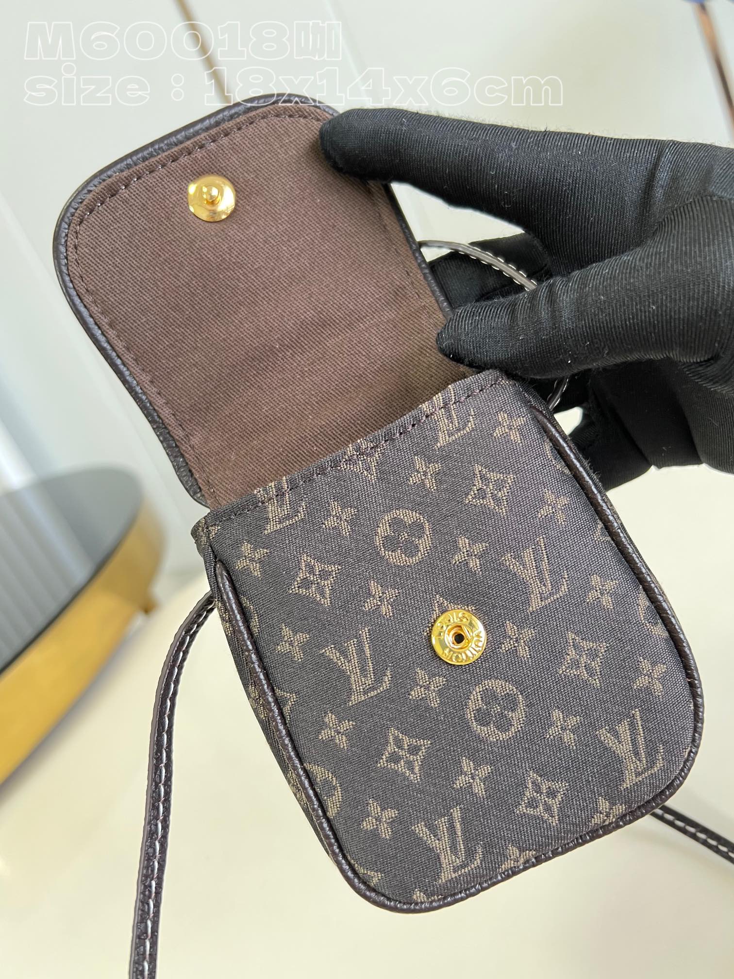l**is V*t*n pochette cancun pouch