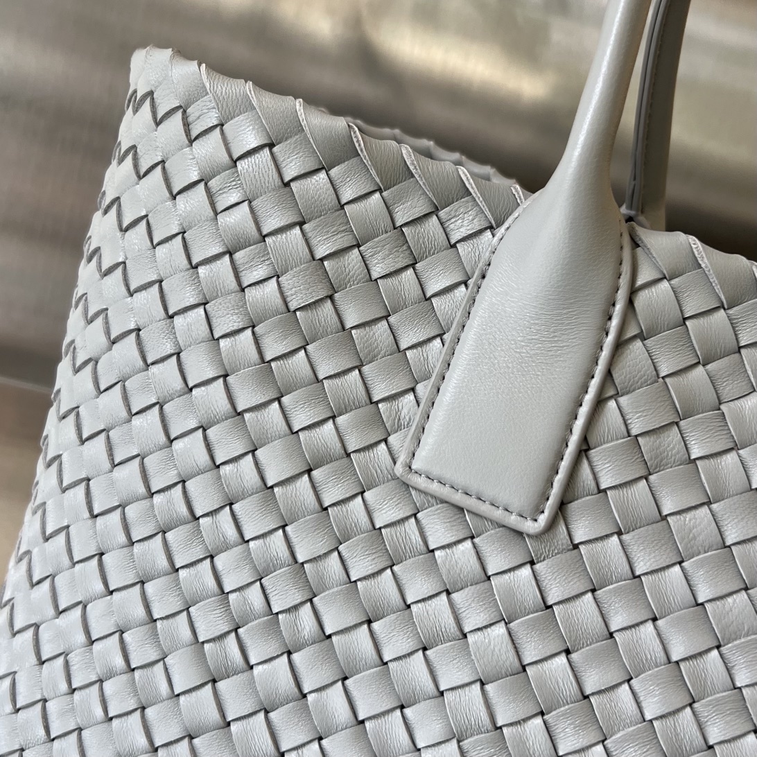 bo*te*ga Ve*ne*ta cabat large bag