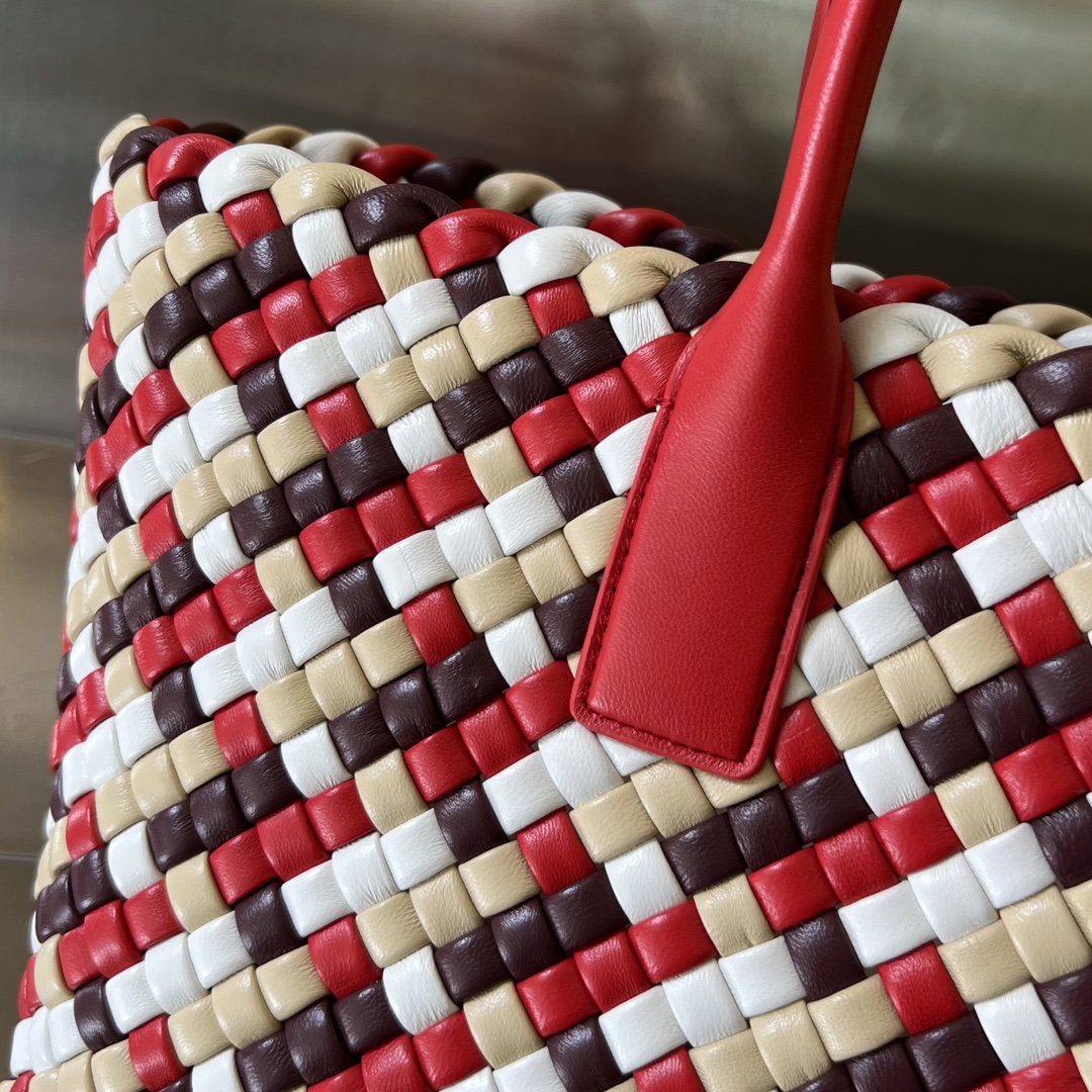 bo*te*ga Ve*ne*ta small cabat