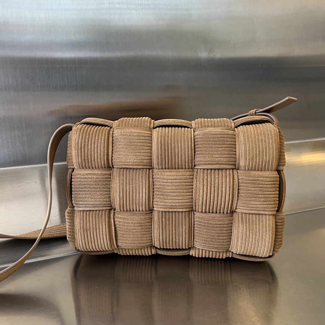 bo*te*ga Ve*ne*ta padded cassette bag