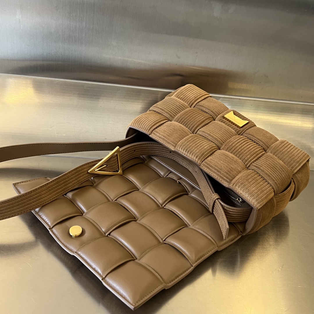 bo*te*ga Ve*ne*ta padded cassette bag