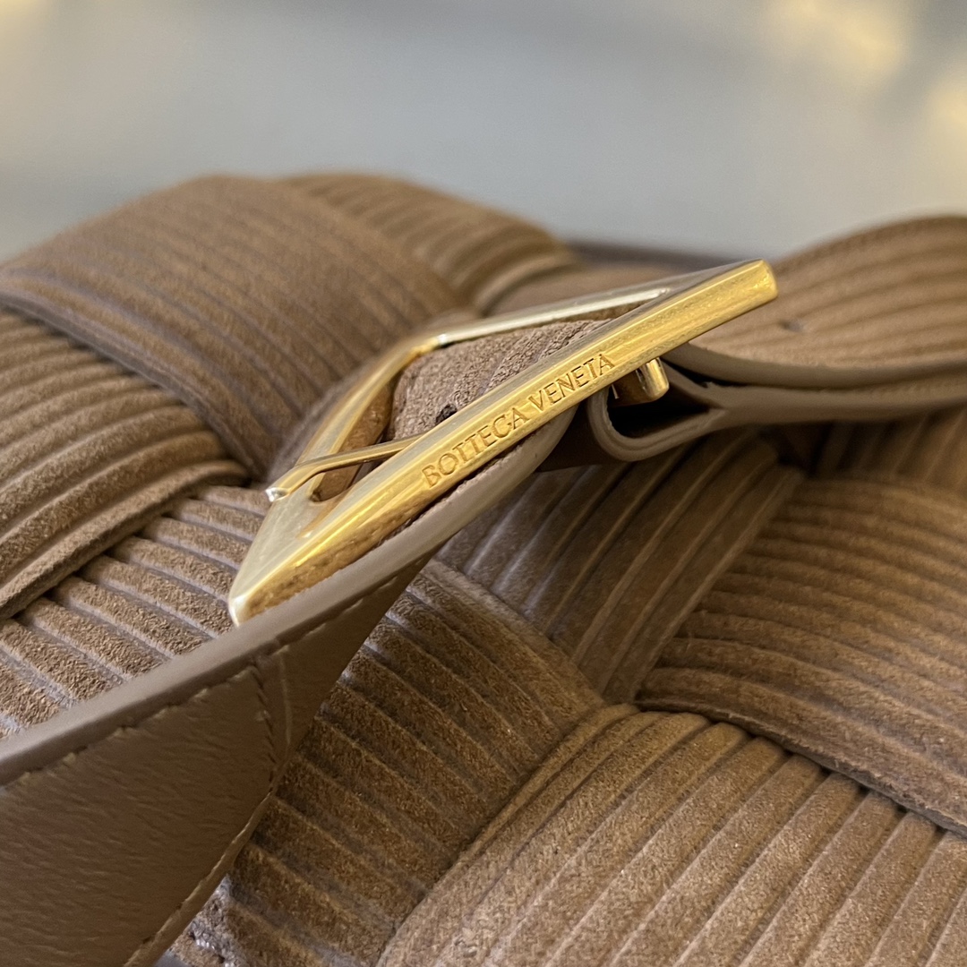 bo*te*ga Ve*ne*ta padded cassette bag