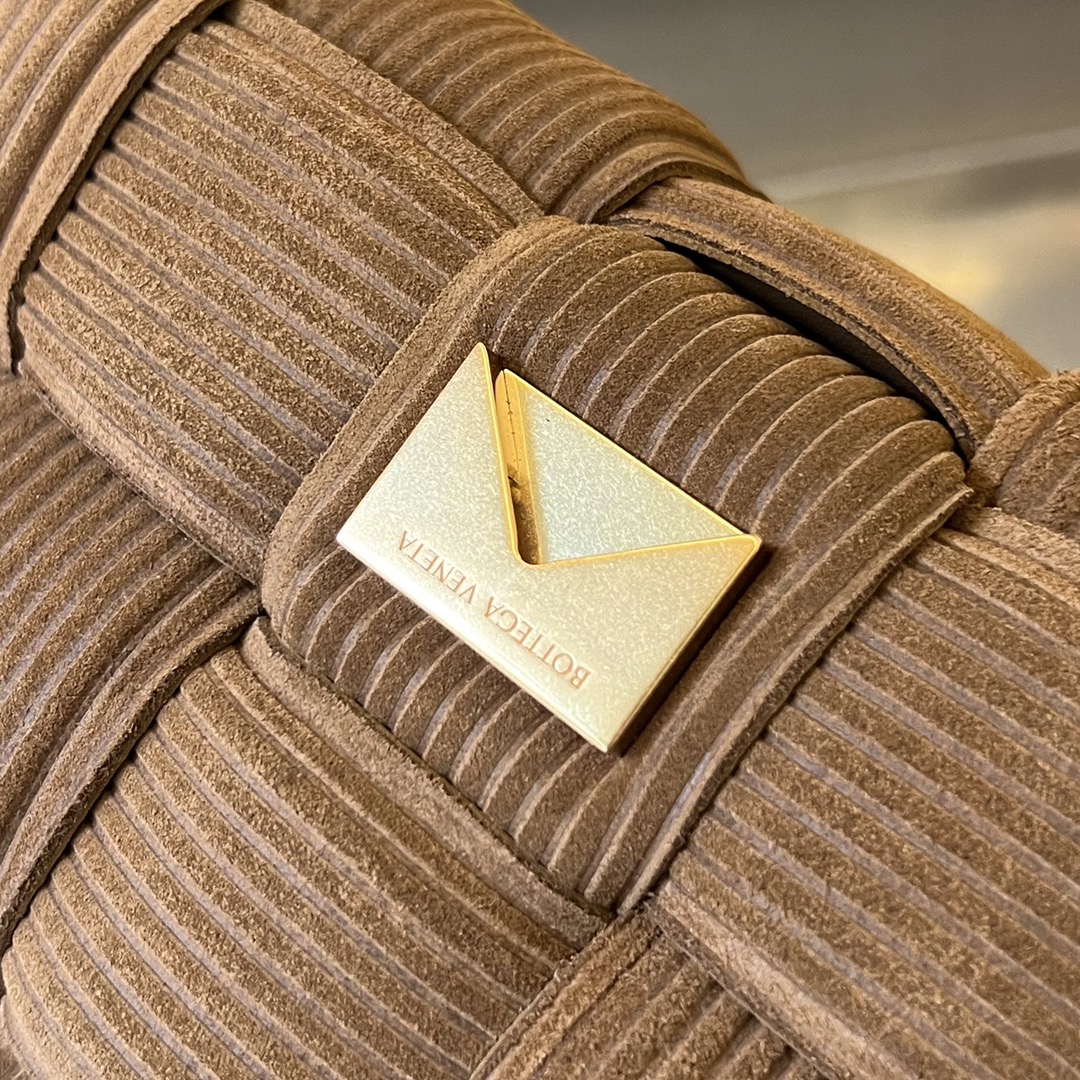 bo*te*ga Ve*ne*ta padded cassette bag