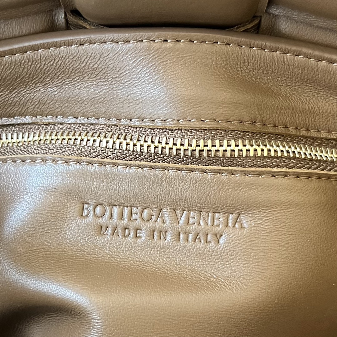 bo*te*ga Ve*ne*ta padded cassette bag