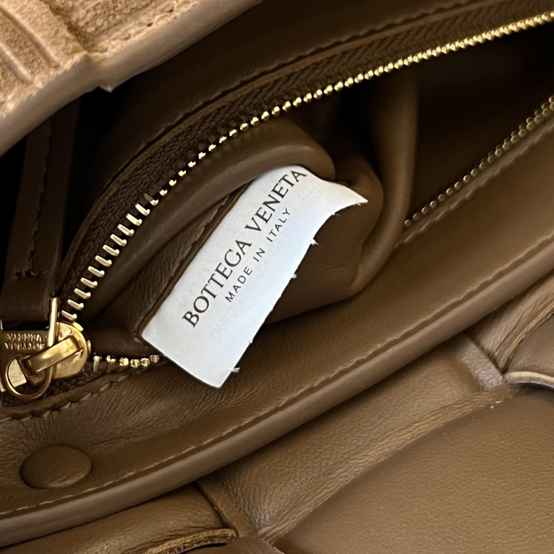 bo*te*ga Ve*ne*ta padded cassette bag