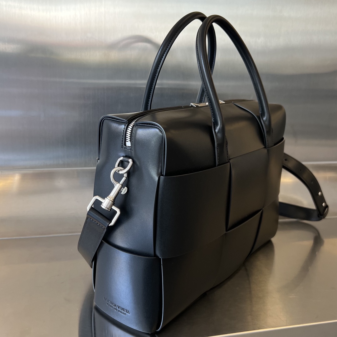 bo*te*ga Ve*ne*ta arco briefcase