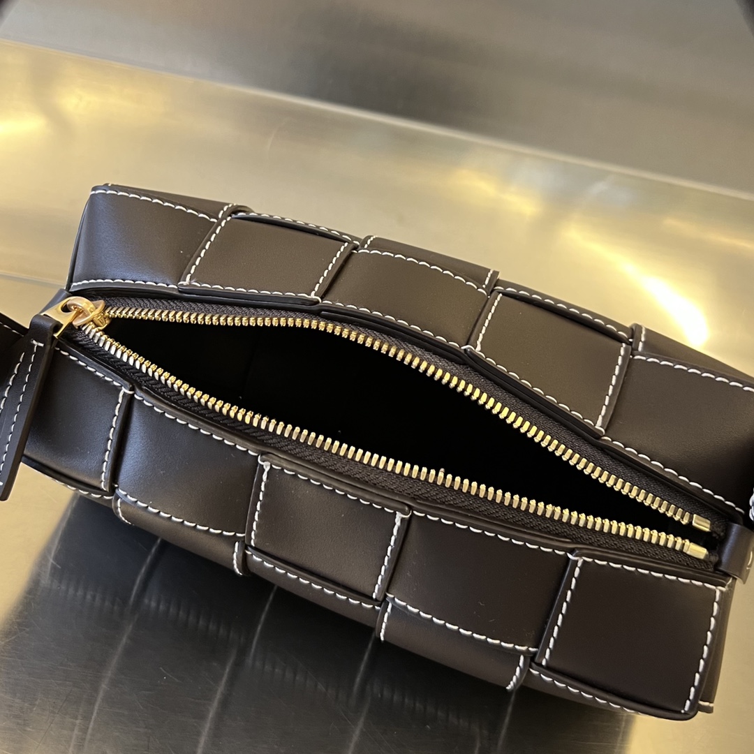 bo*te*ga Ve*ne*ta small brick cassette