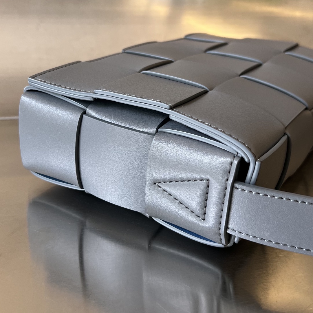 bo*te*ga Ve*ne*ta cassette bag