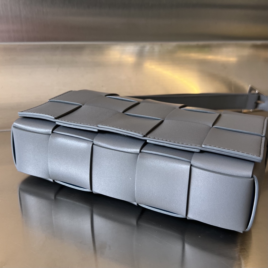 bo*te*ga Ve*ne*ta cassette bag