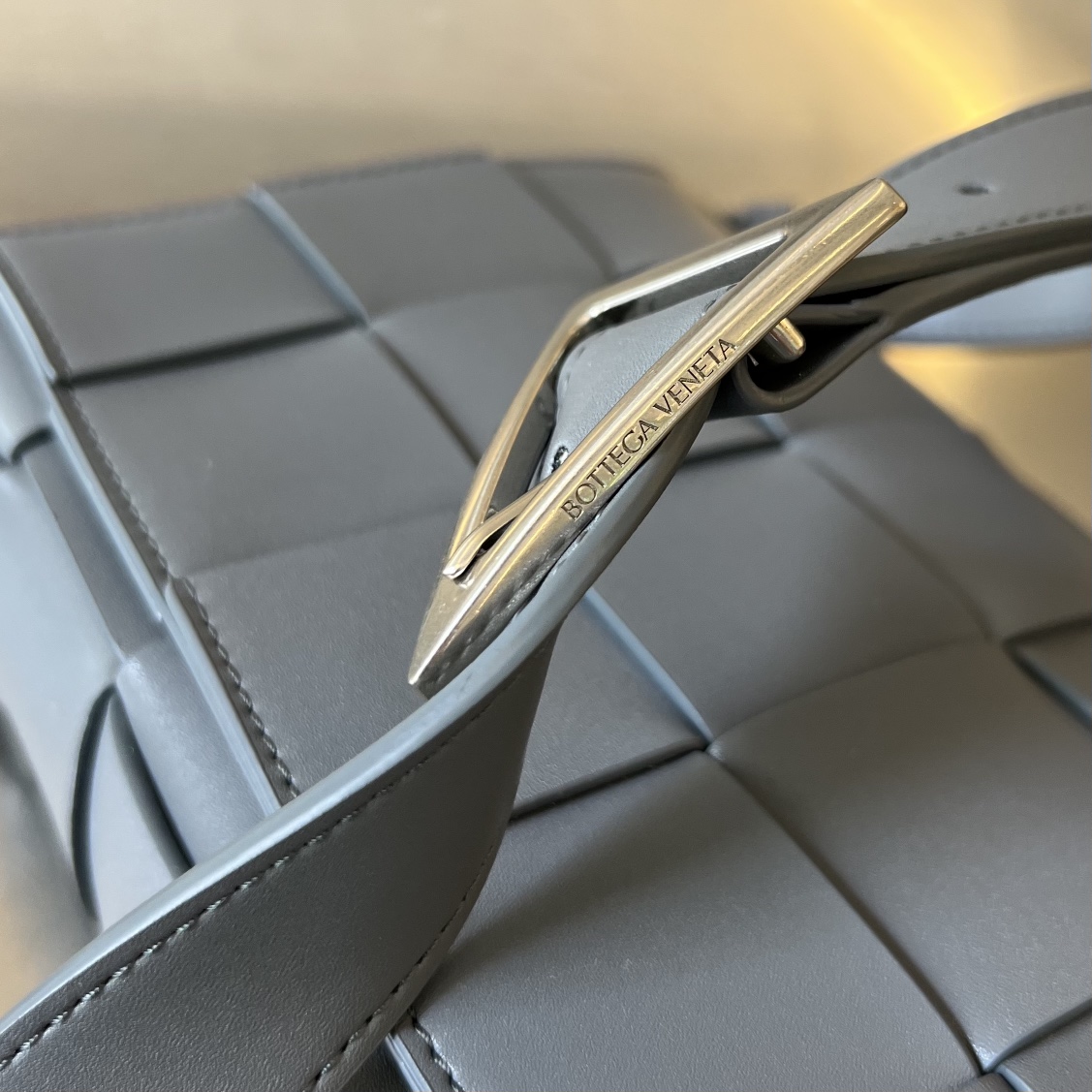 bo*te*ga Ve*ne*ta cassette bag