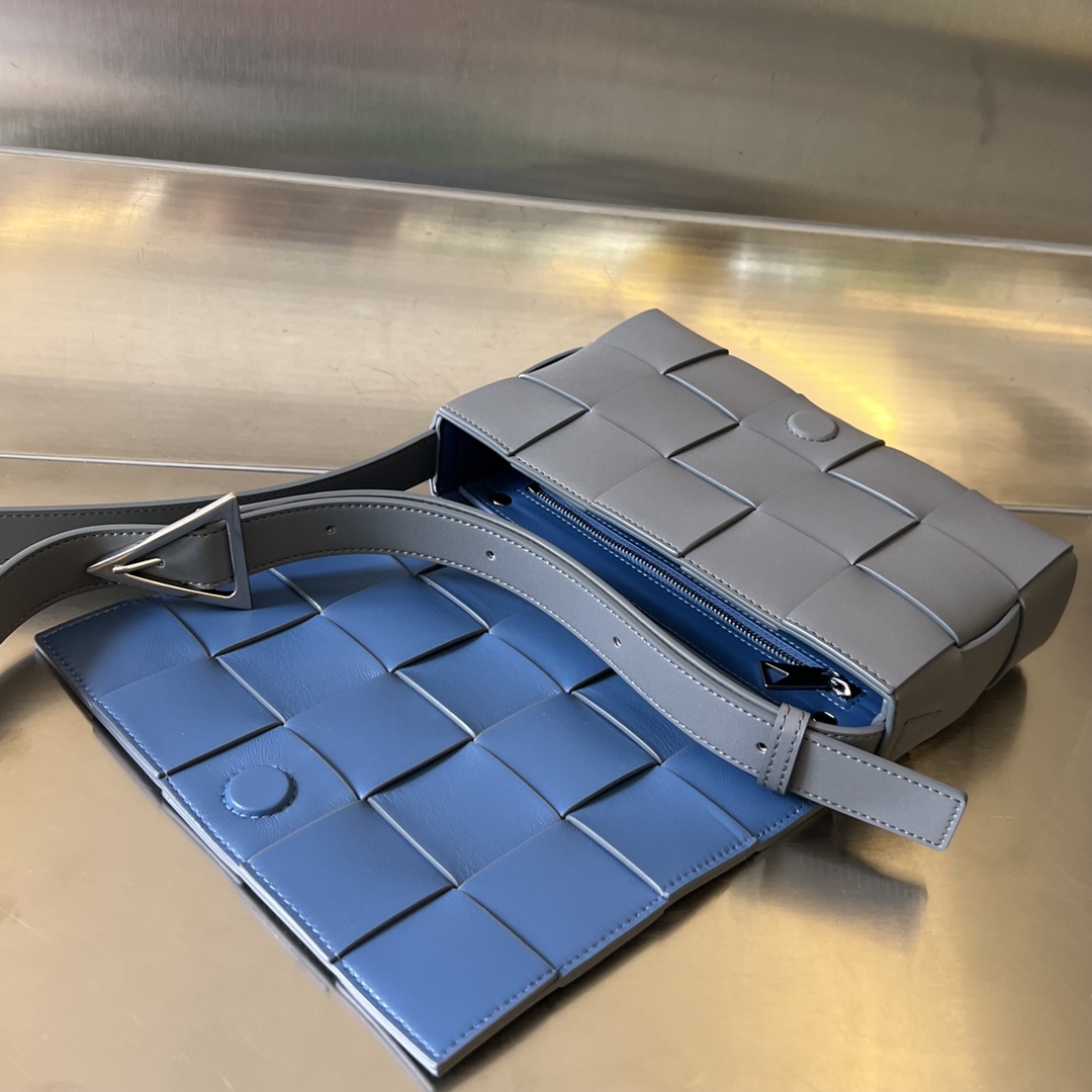 bo*te*ga Ve*ne*ta cassette bag