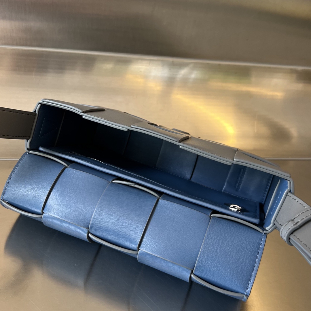 bo*te*ga Ve*ne*ta cassette bag